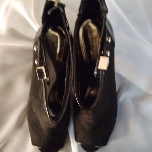 Jennifer Lopez JLo Poca Black Ankle Booties - Picture 8 of 8